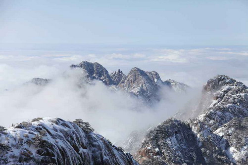 黄山山顶的温度与山下差别有多大，爬黄山准备多少衣服合适？